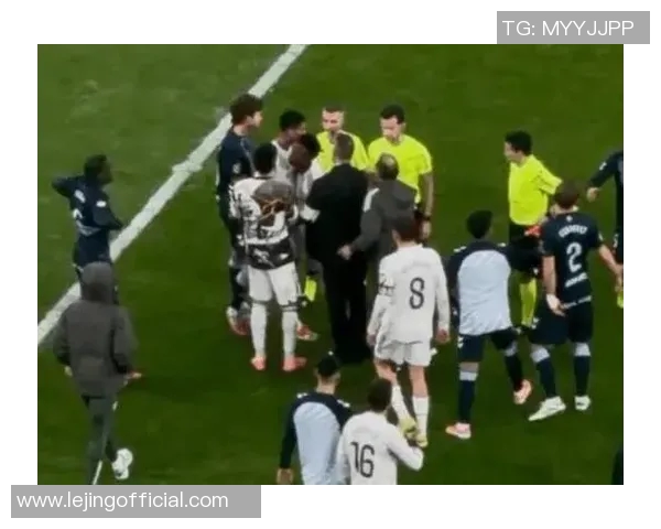 西甲精彩对决AC米兰大胜拜仁乌龙球引发争议判罚全场沸腾