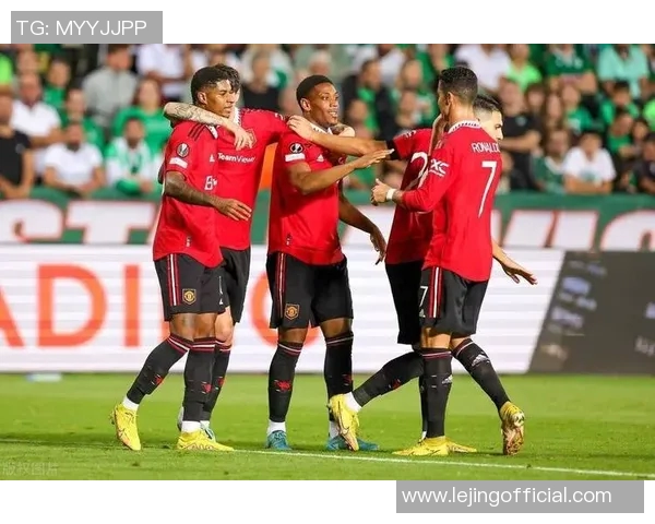 欧联杯惊天对决AC米兰与曼联战成平局乌龙球成比赛转折点