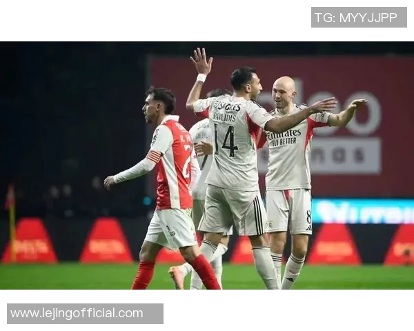 欧冠激战：AC米兰与本菲卡平局绝杀瞬间引发争议判罚热议